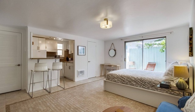 Sea Glass Hideaway, Designer Studio, Dog Friendly, Private Patio and Parking!