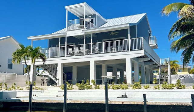Sea Glass House of Summerland Key!nPool, 70 feet of Seawall, deep water canal!