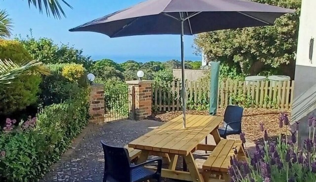 Sea Grove - a bungalow that sleeps 7 guests in 3 bedrooms