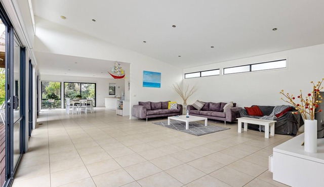 Sea Haven McCrae - Stunning coastal views, tranquil family retreat, close to beach