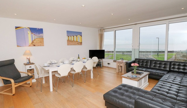 SEA HOUSE, character holiday cottage, with a garden in Rustington