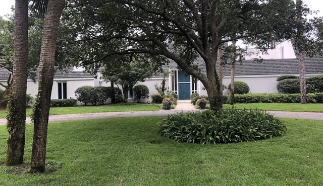 Sea Island Beach Front with pool. Ocean views from almost All Rooms
