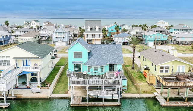 Sea Isle Canal Retreat: Kayaks, Fishing, Pet Friendly & Cozy Comfort!