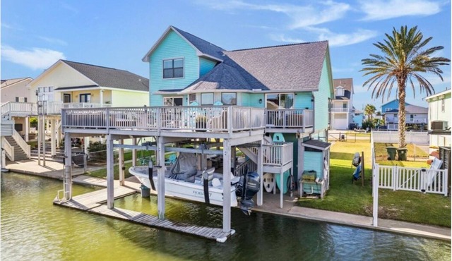 Sea Isle Canal Retreat: Kayaks, Fishing, Pet Friendly & Cozy Comfort!