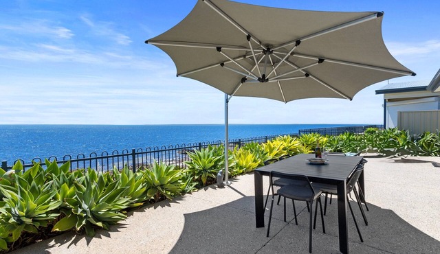 Sea La Vie - Absolute beachfront! Amazing sea views! Off peak special!