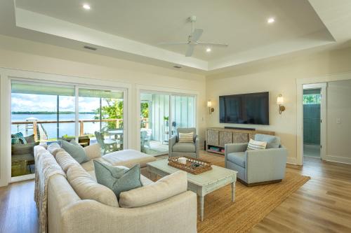 Sea La Vie-Brand New Dock Home on the Bay