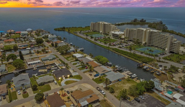 Sea la vie Cozy waterfront home.