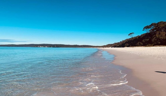 Sea La Vie on Hyams Metres to beach and cafe.