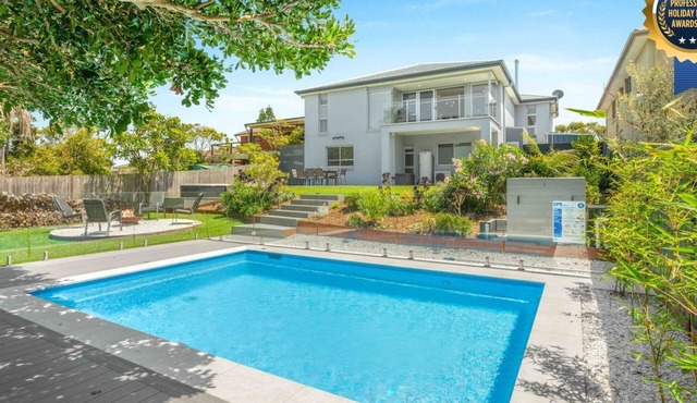 Sea La Vie - Pet Friendly with Fireplace and Swimming Pool & Spa