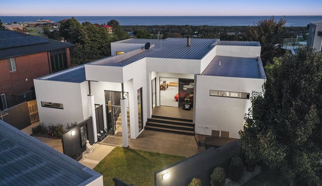 Sea Lakes Vista - Your Luxurious Lakes Entrance Retreat