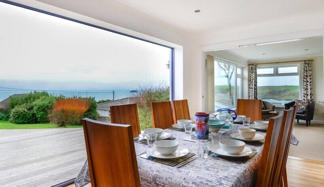 SEA MIST, pet friendly, with hot tub in Polzeath