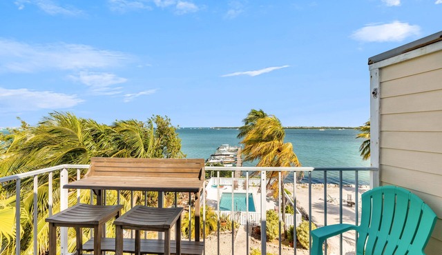SEA-NIC VIEW ~ 2 BR/2Ba Water-front views, Pool Access and Dockage!
