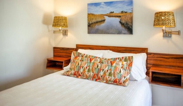 'Sea Oat Suite' Bluff Shoal Motel - Room 1