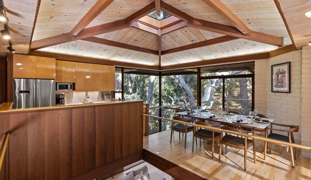 Sea of Tranquility: Iconic Glass House in Forest Glade 3BR2BA 30Night min