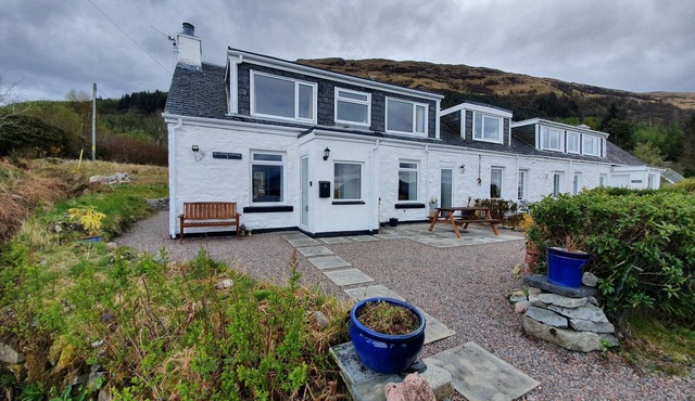 SEA OTTER COTTAGE, pet friendly, with open fire in Ballachulish