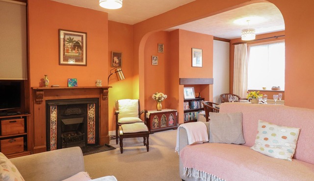 SEA PEARL, pet friendly, character holiday cottage in Pakefield