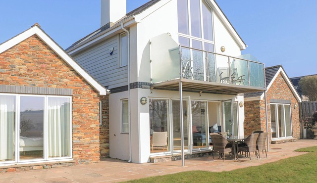 SEA PEEP, family friendly, luxury holiday cottage in Thurlestone