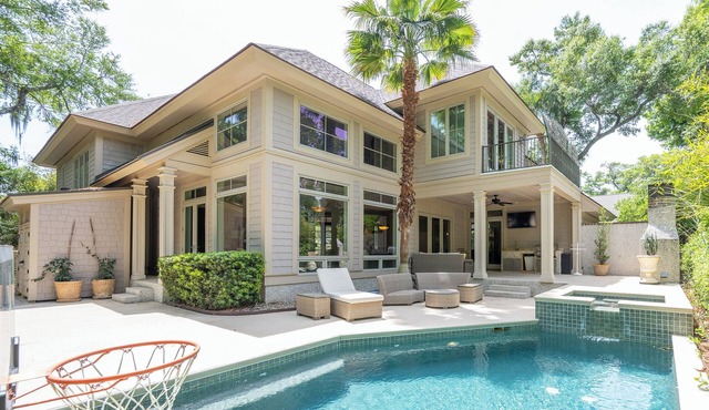 Sea Pines Retreat, Steps to Beach Path, Private Pool, Outdoor Showers & Golf