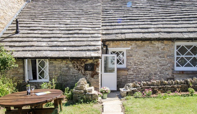 SEA PINK COTTAGE, pet friendly, with a garden in Langton Matravers