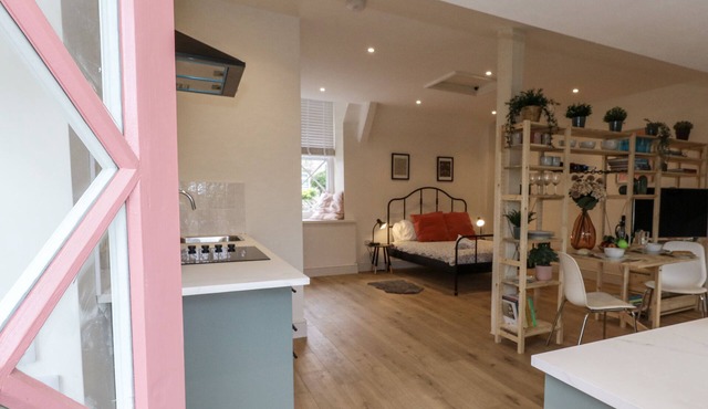 SEA PINK STUDIO, pet friendly in Langton Matravers