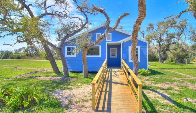 Sea Point- 3 bed 2 bath nestled in the oak trees on Copano Bay! Private Pier!