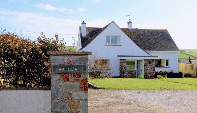 Sea Reach, Thurlestone in South Devon, sleeps 8, sea views and beaches close by