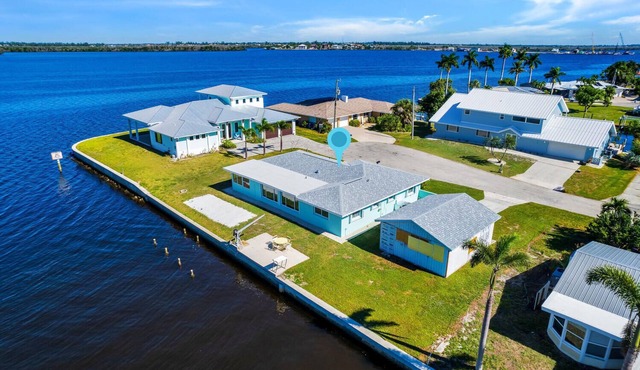Sea Renity Cottage - Pet Friendly, Water Views, Matlacha Island!