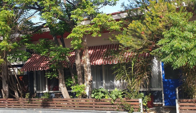 "Sea Retro Getaway" 2 mins walk to the beach. private outdoor area. Outdoor pool