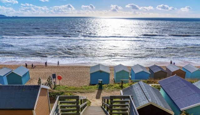 Sea salt Chalet- luxury sleeps 10 + playroom