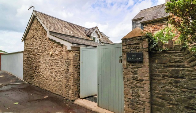 SEA SANCTUARY, pet friendly, with hot tub in Northam