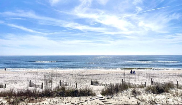 SEA SHANTY- Beachfront, Topnotch Comfort & Fully-Stocked!
