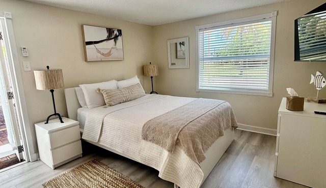 SEA SHELL COTTAGE, Sleeps 2 - ESCAPE THE COLD; OUR POOL IS HEATED!