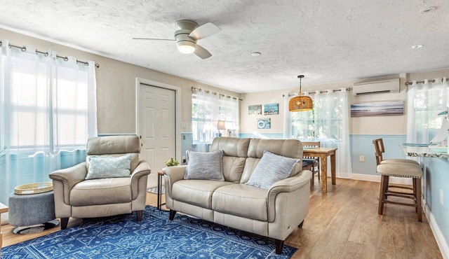 Sea Shell: Pool, Hot tub, new Renovation, Sleeps 4