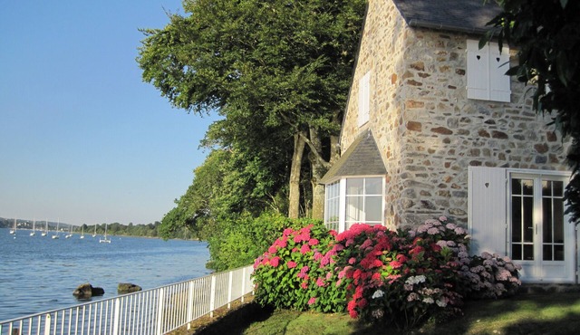Sea side house with a big garden