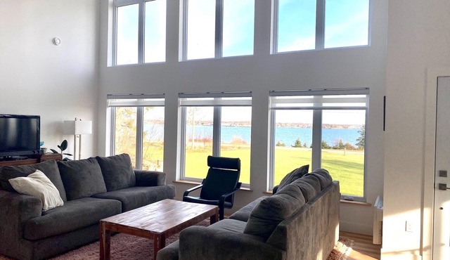 SEA & SKY Open Living, Water Front, Shore access, Private sunny large backyard