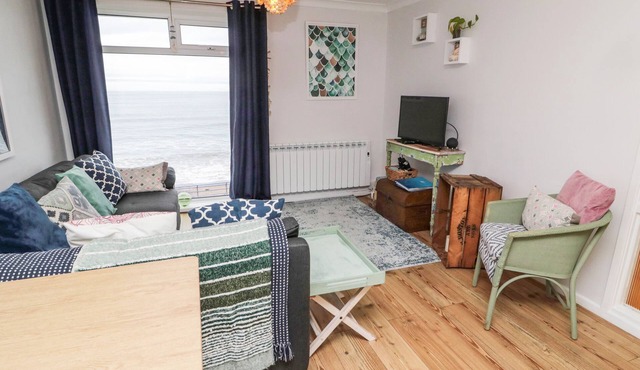 SEA SNUG, pet friendly, character holiday cottage in Spittal