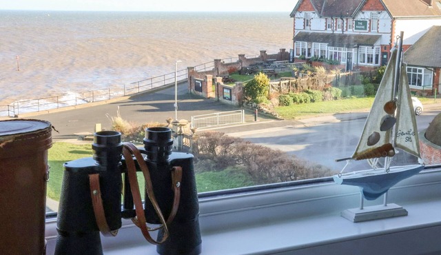 SEA SPELL LOFT, pet friendly, character holiday cottage in Hornsea