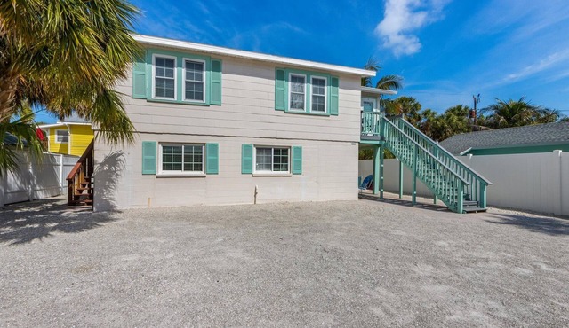 Sea Spray 2: *Pet-friendly *Steps to the beach *Close to shops, restaurants