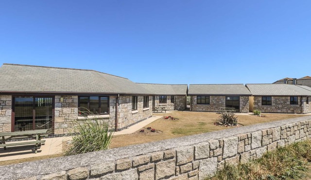 SEA SPRAY, family friendly, country holiday cottage in Marazion