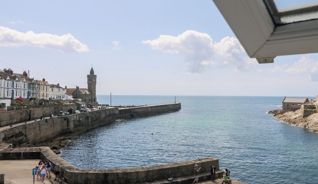 SEA STAR, family friendly, country holiday cottage in Porthleven