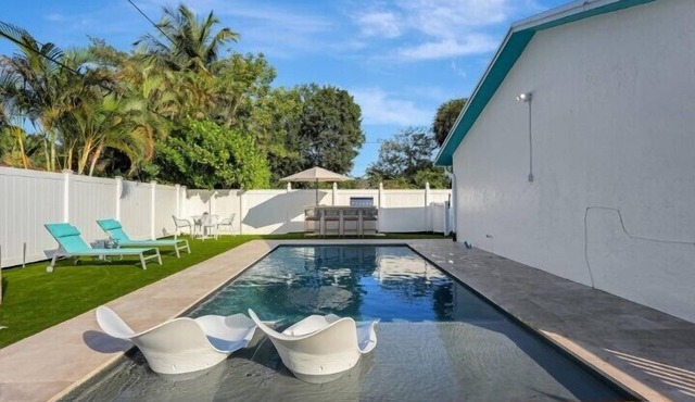 Sea Star-Newly Renovated Studio with Bathroom and Kitchenette