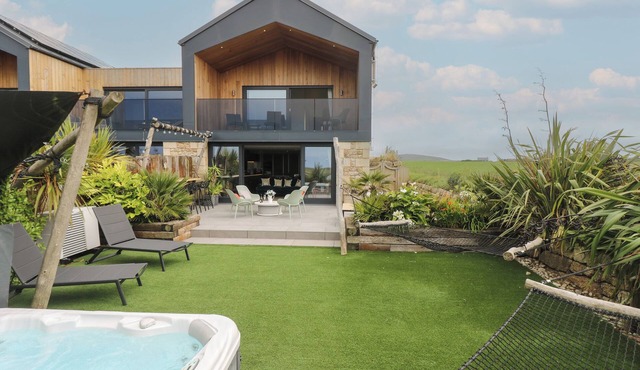 SEA THE VIEW, pet friendly, with hot tub in Sennen