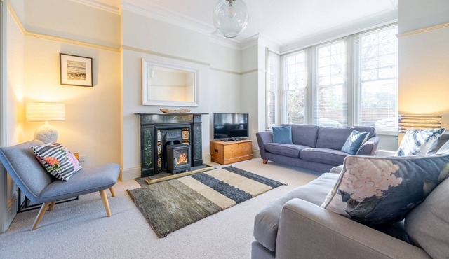 Sea Thrift House is a beautiful Victorian three storey house, overlooking the cricket ground and tuc