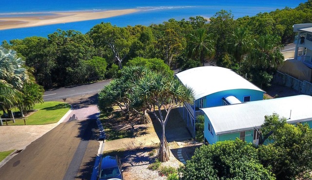 SEA TURTLE 1770 holidays - stroll to 1770 waterferont