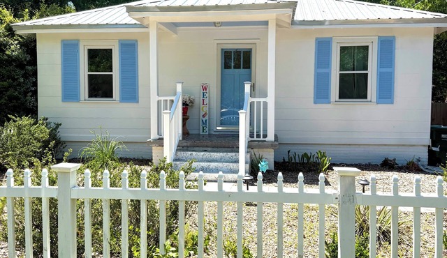 Sea Turtle Cottage 🐢 Pet-Friendly + Walk to Beach + Fenced Yard