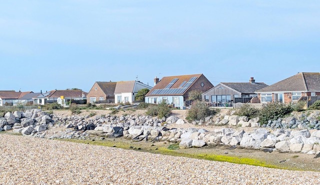 Sea Urchin - Pagham - Sea Front - sleeps 8 guests in 2 bedrooms