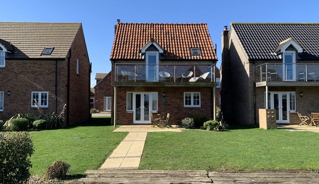 Sea Urchins Cottage - a cottage that sleeps 5 guests in 2 bedrooms