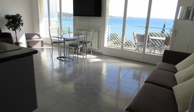 SEA VIEW 3 MN WALK FROM THE BRIGHT AND MODERN BEACH