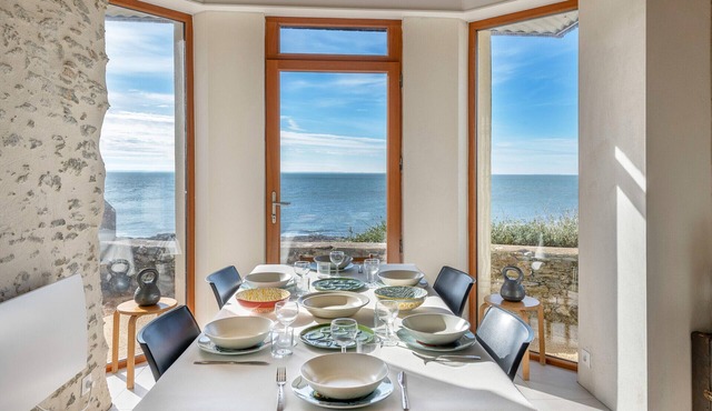 Sea view, 30m from beach, 5 adults 1 child