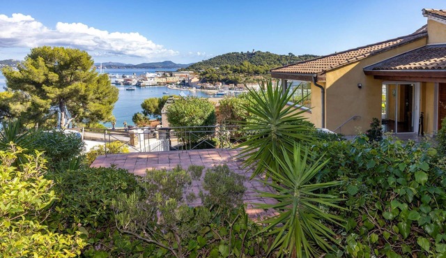 Sea view, 400 m from the beach and the port, air conditioning, Wifi